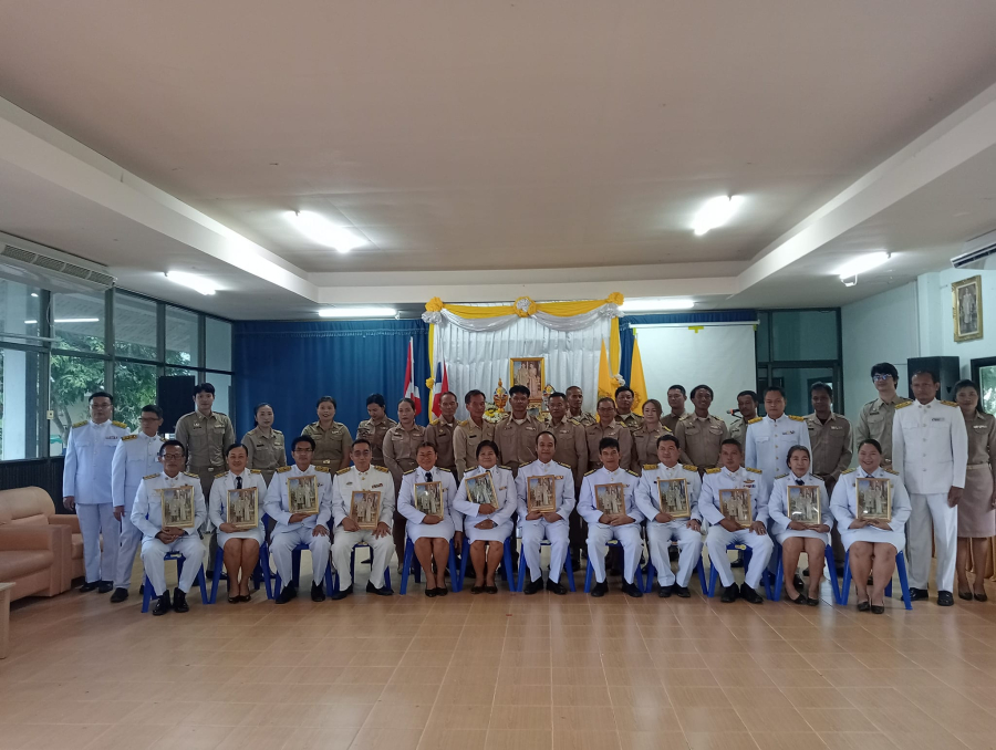 พิธีรับพระราชทานพระบรมฉายาลักษณ์พระบาทสมเด็จพระเจ้าอยู่หัวที่ฉายกับพระบาทสมเด็จพระนางเจ้าฯพระบรมราชินี